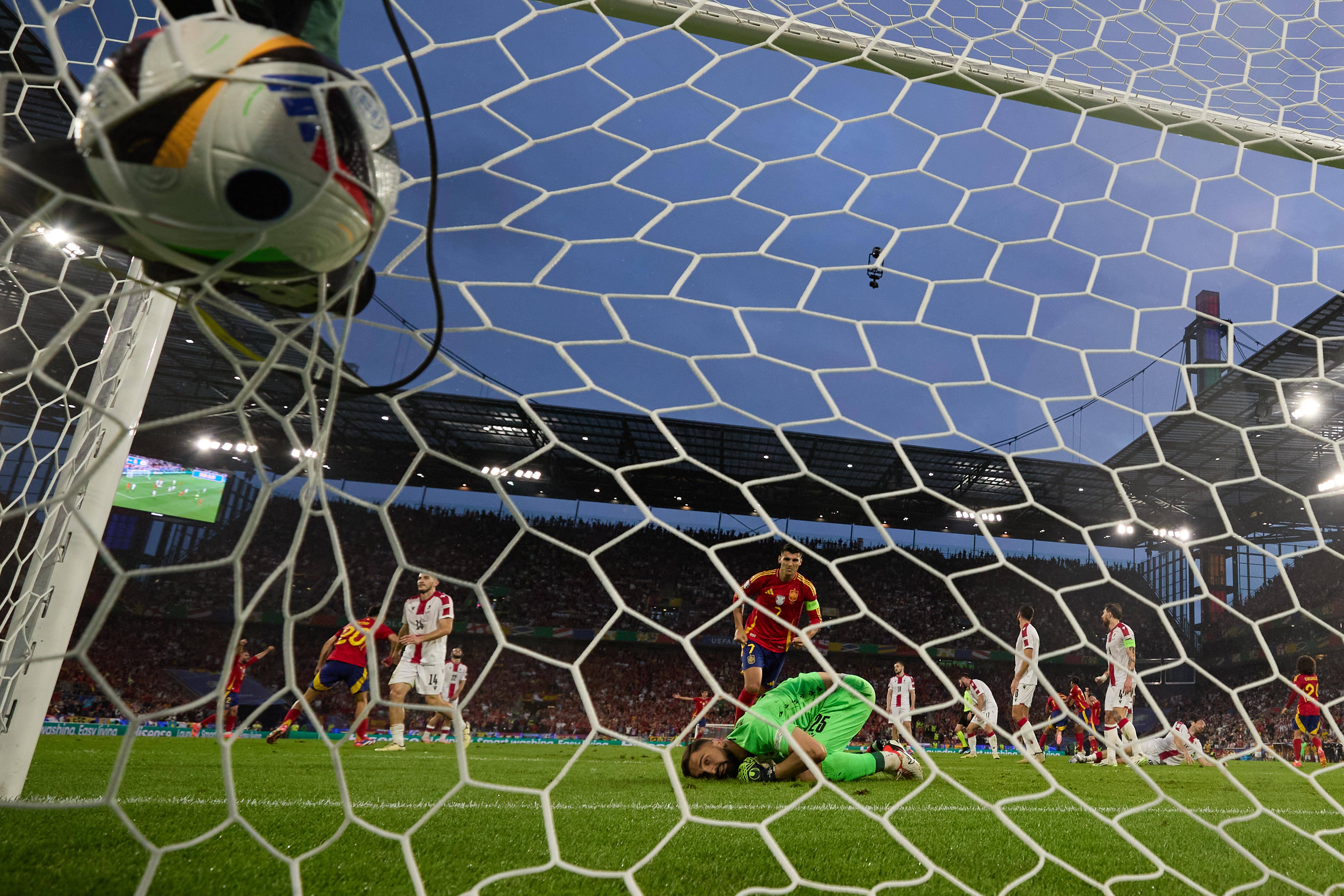 欧洲足球强队对抗,场上较量精彩纷呈的简单介绍 欧洲足球强队对抗,场上较量精彩纷呈的简单介绍