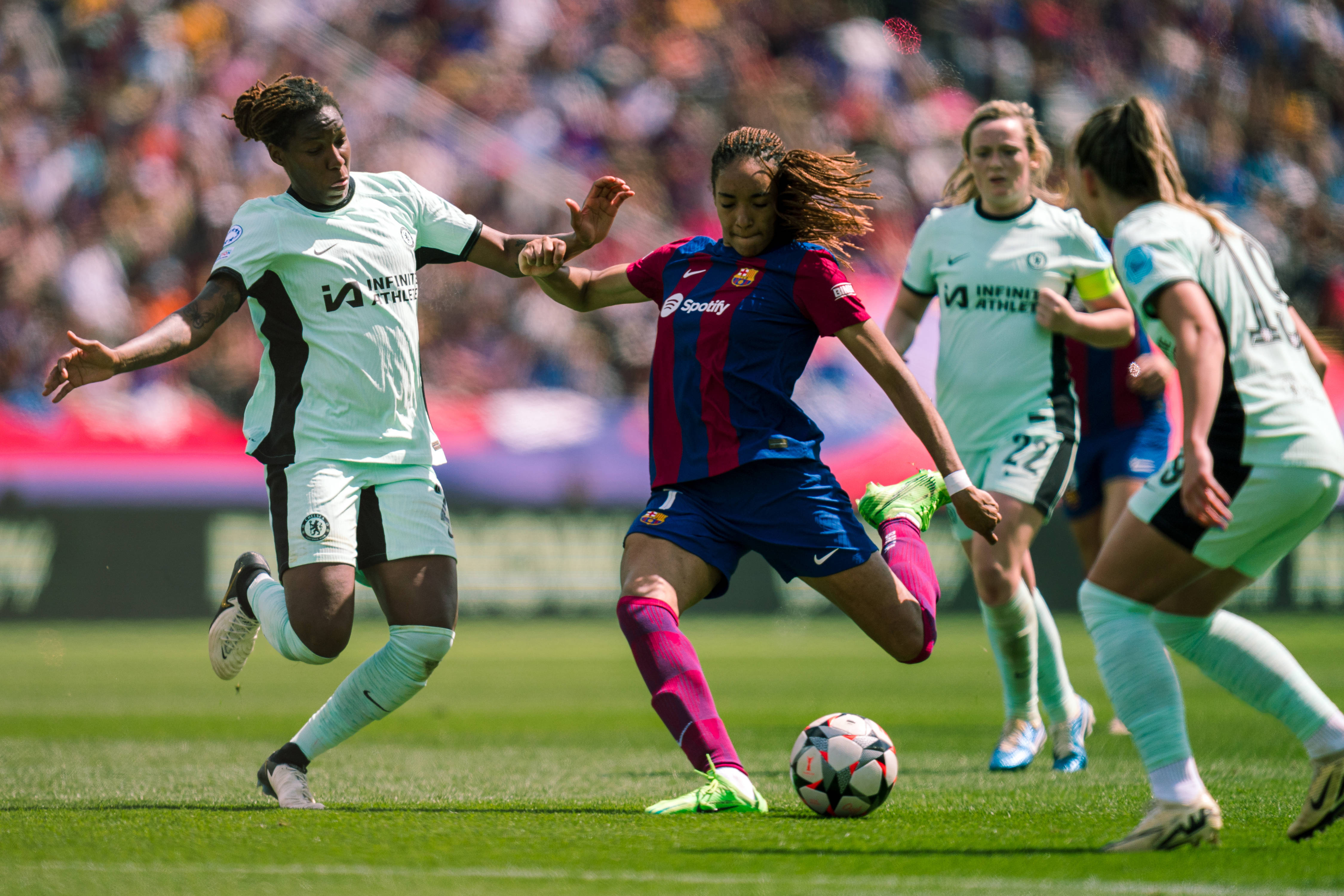 足球比赛中发生激烈对抗，引发热议