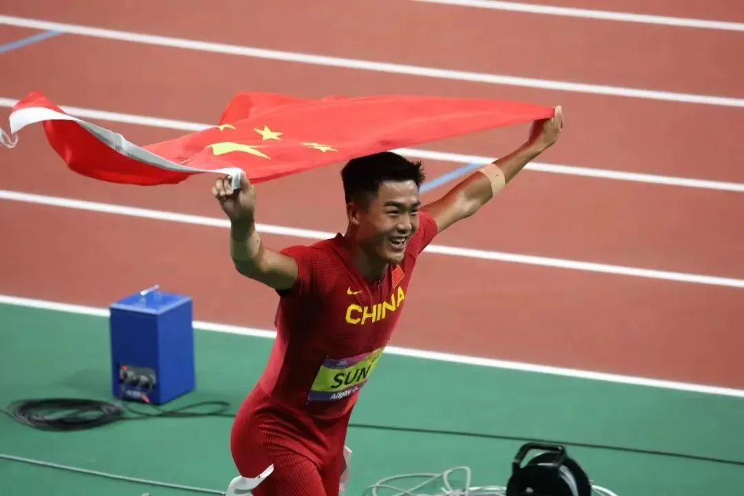 运动员表现持续走高争夺金牌激烈 运动员表现持续走高争夺金牌激烈