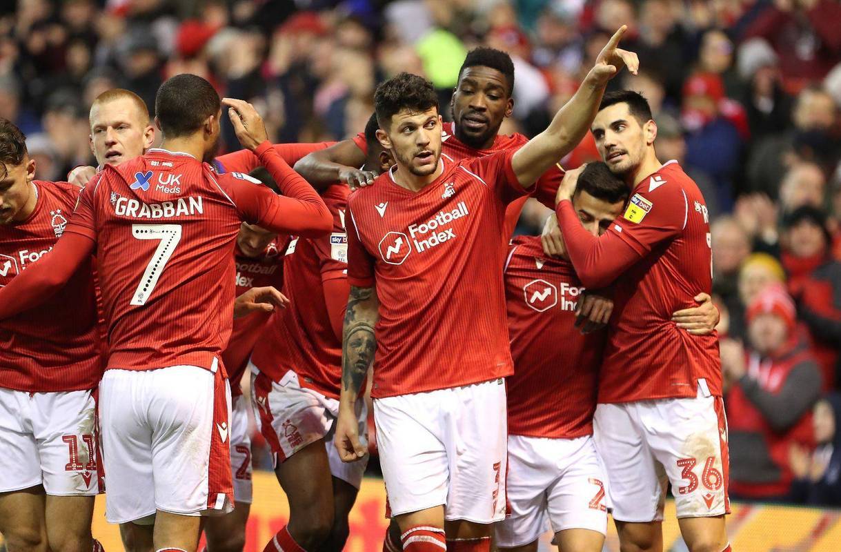 英超劲旅对决：曼联惊险晋级