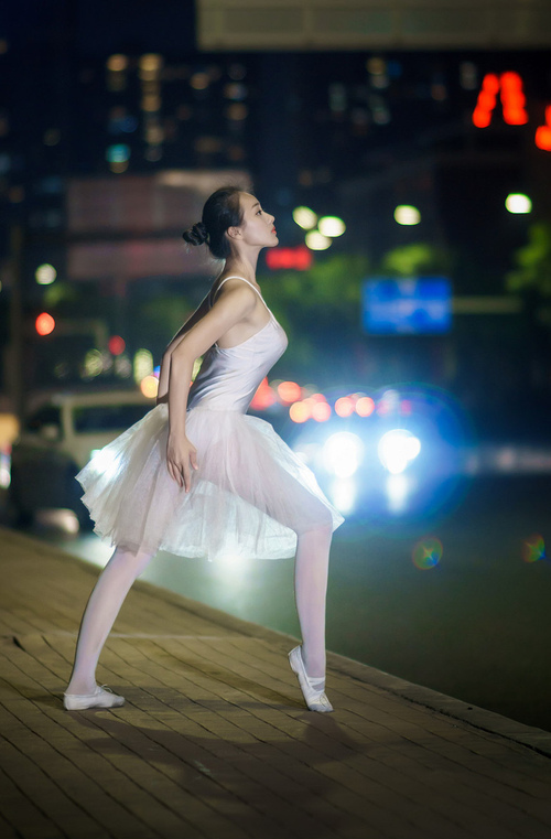 开云APP-跨越大陆的足球交响曲，佛罗伦萨的艺术革命与三笘薰的德甲征服